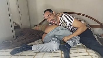 Preview 1 of Boy And Big Sex Daddy - MI COMPA&Ntilde_ERO DE PISO ME HACE COSQUILLAS Y LUEGO..