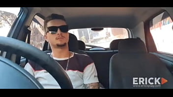 Preview 1 of Little Peachez - eu e meu parceiro Euerickdiaz no centro de S&atilde_o Paulo dentro do carro batendo uma punheta
