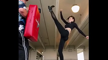 Preview 2 of Mature Puffies - Patada chica entrenando,  leggings mallas entrenamiento chica