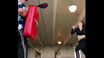 Preview 1 of Mature Puffies - Patada chica entrenando,  leggings mallas entrenamiento chica