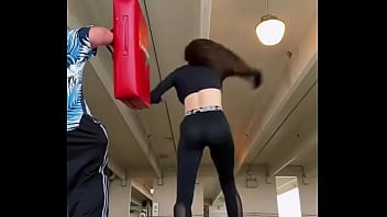 Preview 4 of Mature Puffies - Patada chica entrenando,  leggings mallas entrenamiento chica