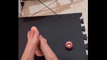 Preview 3 of Vids Pornp - Brincando com os P&eacute_s no consolo
