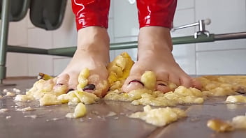 Preview 3 of Massages In Mom - I crush bananas like your dick