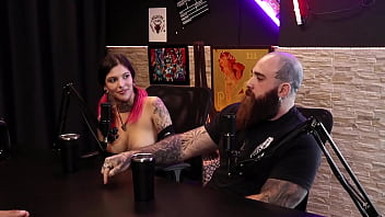 Preview 2 of Skor Rezultaty Matchey - Decote da gostosa cai,  seus lindos peitos aparece enquanto ele conta do desafio que recebeu - Queen e Iron