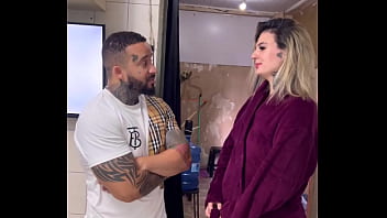 Preview 1 of Running Woman - Minha primeira vez sentando na pica de um homem em grava&ccedil_&atilde_o porno. E meu marido corno ficou olhando eu sentado gostoso na pica do cadeirante !