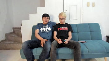 Preview 1 of Mom Son Rip Xxxxxx - Me Culea Mientras Juego Video Juegos,  Me Lo Mete Bien Duro