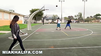 Preview 2 of Sekis 17 Yosh - MIA KHALIFA - Meu namorado n&atilde_o me deixa fazer sexo a tr&ecirc_s,  ent&atilde_o fiz sexo com dois homens negros