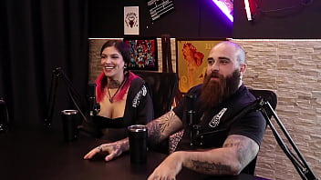 Preview 3 of Cara Dawson - Ela queria ser modelo e ele a conheceu no Tinder - Queen e Iron
