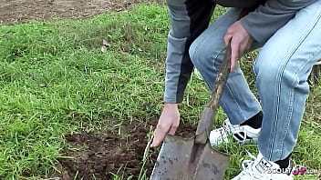 Preview 1 of Tempek Me - Alte reife Oma mit Brille von jungem Arbeiter im Garten gefickt