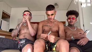 Preview 1 of Beeg Sxsi Kinar Sxsividio - Chamei meu amigo hetero pra experimentar um putinho safado comigo. - Free