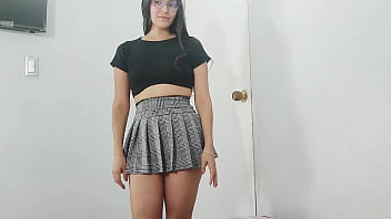 Preview 2 of Tits Hott - hijastra bien caliente vestida de colegiala le ense&ntilde_a la falda de colegiala a su padrastro y termina acostadose en su cama.