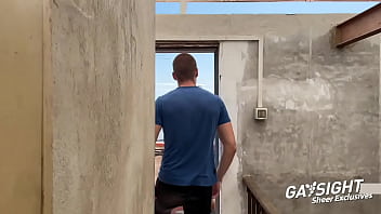 Preview 1 of Www Pormo - Bande annonce | Roc Barcelona,  r&eacute_parateur d&#039_antennes,  bais&eacute_ au jus par Hurricane Domi | Gaysight.com