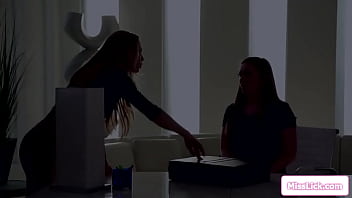 Preview 1 of Iri Kadinlar - Undercover agent want pussy licking deal