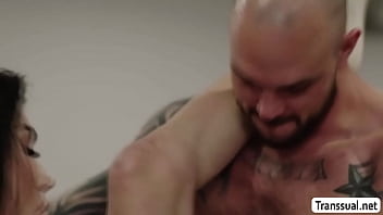 Preview 4 of Prestando Esposa - Pervert bald licks and fucks the tight ass of busty TS in gym