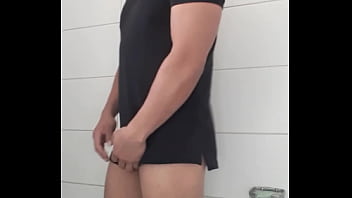 Preview 2 of Stepson Sunbathing - se me pone dura la verga en el ba&ntilde_o y mira como juego con ella