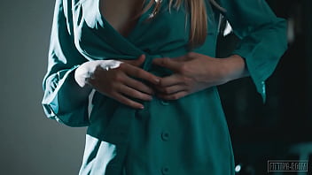 Preview 2 of Horny Lilly Pussy Sucked - FITTING-ROOM - La milf russa Lucy Heart si rompe le pantyhose e si scopa la figa bagnata