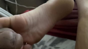 Preview 2 of Mom And Son Friend Of S - MINHA NAMORADA ME ACORDA FUMANDO E BATENDO UMA COM O PEZINHO ATE EU GOZA  smoking Podolatria