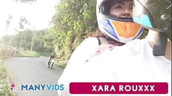 Preview 1 of Piss Hunters Girls - Un Desconocido Me Lleva A Dar Un Paseo En Moto A Cambio De Mostrar Mis Tetas Mientras Conduce