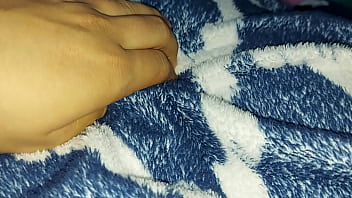 Preview 1 of Sanny Laven Xxx Videos Video - Tocando a mi Hermanastra Baja las Sabanas