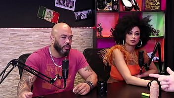 Preview 3 of Xxihandi - Ele estava dando dica pra quem quer fazer dinheiro quando o neg&atilde_o apareceu mostrando o pau - Dieni Ga&uacute_cha e Pedro Albuquerque