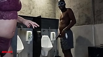 Preview 1 of Xnxx1 Min - Loirinha safada entrou no banheiro errado e levou pau na buceta ate gozar