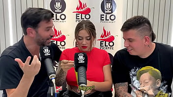 Preview 1 of Oil Massage School Girl - Entrevista con Elo Podcast termina en una mamada y mucho cum - Sara Blonde - Elo Picante