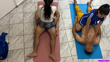 Preview 2 of Alina Li Big Cock - Lesbiana hacen masaje en pareja pero los clientes le ofrecieron dinero para que le den otro servicio extra