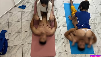 Preview 3 of Alina Li Big Cock - Lesbiana hacen masaje en pareja pero los clientes le ofrecieron dinero para que le den otro servicio extra