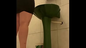 Preview 4 of Sad Romantic - C&Acirc_MERAS ESCONDIDAS Filmei a minha vizinha no banheiro