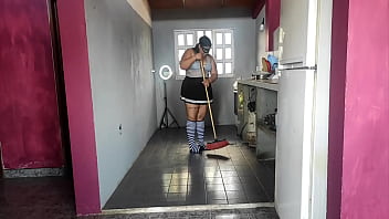 Preview 1 of Amazon Versus - Mi madrastra siempre que limpia la casa se pone muy poca ropa que me la pone muy dura le gusta como yo le meto toda mi verga