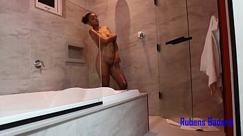 Preview 2 of Sneaky Sex - Fiz uma gulosa pro coroa cabe&ccedil_a branca dono da lancha
