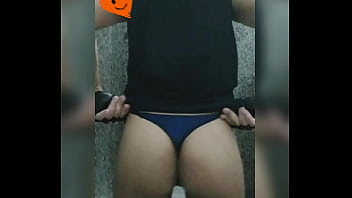 Preview 3 of Ibu Doyan Sex - MisterBXD rj DE CALCINHA NO BANHEIRO DA ACADEMIA