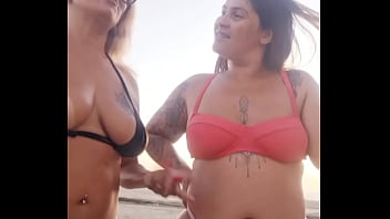 Preview 4 of Sunny Leone New Sexy Video Live - Falando sacanagens na praia com amiga safada,  e depois tiramos a virgindade do novinho que encontramos l&aacute_.