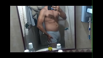 Preview 3 of Babescom Hd Sleeping - Mis Primeros Videos Eroticos - Hombre Swinger Posa Fitness En El Ba&ntilde_o,  Cuarto y Finalmente Baila Sensual Tipo Stripper Para Ellas y Se Masturba Quedando Herecto En Vertical