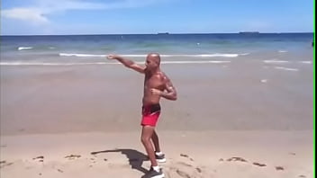 Preview 2 of Encoxada En La - MAXXX LOADZ WORKING OUT AT BEACH IN FORT LAUDERDALE FL THE JERSEY SHORE PORN STAR IS IN FL