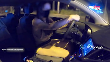 Preview 1 of Usa Tiny - Gostosa sem calcinha e sem suti&atilde_ abastecendo o carro e se exibindo para o frentista