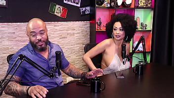 Preview 4 of Ala Nu - Amanda Smell cumprimenta o Negro Top Del&iacute_cia apertando seu pau