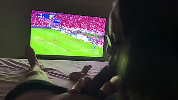 Preview 2 of Fhm Swims - Esposa novinha mamando marido durante a final do Corinthians x Flamengo. Completo no SUBSCRITOS