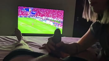 Preview 3 of Fhm Swims - Esposa novinha mamando marido durante a final do Corinthians x Flamengo. Completo no SUBSCRITOS