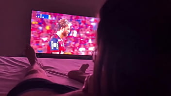 Preview 1 of Fhm Swims - Esposa novinha mamando marido durante a final do Corinthians x Flamengo. Completo no SUBSCRITOS
