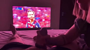 Preview 4 of Fhm Swims - Esposa novinha mamando marido durante a final do Corinthians x Flamengo. Completo no SUBSCRITOS