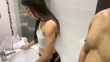 Preview 1 of Domai Com - INTERRUMP&Iacute_ A MI VECINA MIENTRAS LAVABA EL BA&Ntilde_O PARA QUE ME DIERA UNA DELICIOSA CHUPADA y RAPID&Iacute_N (PARTE 1)