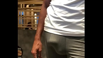Preview 1 of Pissing Gay Teen Boy - Bulge visible au MacDo