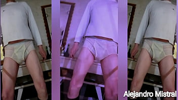Preview 2 of Sizzle Kitty - Hombre maduro le gustan las trusas de nylon para mostrar el paquete