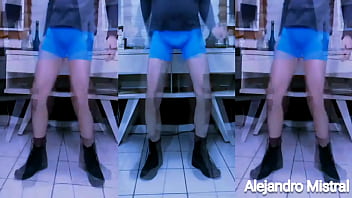Preview 3 of Sizzle Kitty - Hombre maduro le gustan las trusas de nylon para mostrar el paquete