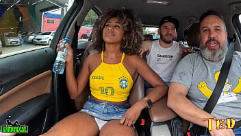 Preview 1 of Aurela Gace - Mulata carioca Thais Gomes apronta e chupa os peitos de uma mulher na rua durante a carona