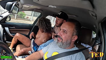 Preview 4 of Aurela Gace - Mulata carioca Thais Gomes apronta e chupa os peitos de uma mulher na rua durante a carona