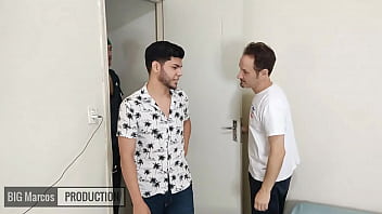 Preview 2 of Shakeela Sexx Video - O boy na pra&ccedil_a aceitou ir dar pros dois pauzudos
