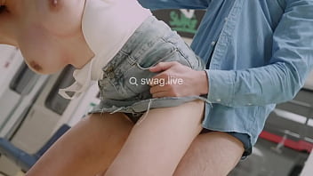 Preview 3 of Tall Slim Girl Bondage - 服從變態男友在捷運上與乘客開幹 swag.live @arielbb