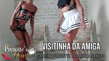 Preview 2 of Arrimon Nalgona - Venham ver,  Sabrina Prezotte a travesti do pau grande visita sua amiga Daniela Santos e faz uma putaria com ela,  completo no RED.